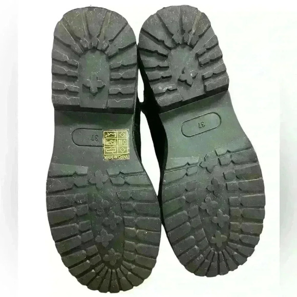 Shiny Zip Up black boots 🥾 - Picture 5 of 6